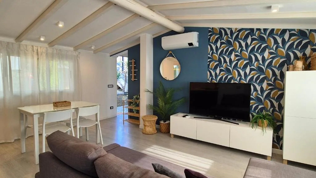 PICCOLA CASA CON GIARDINO