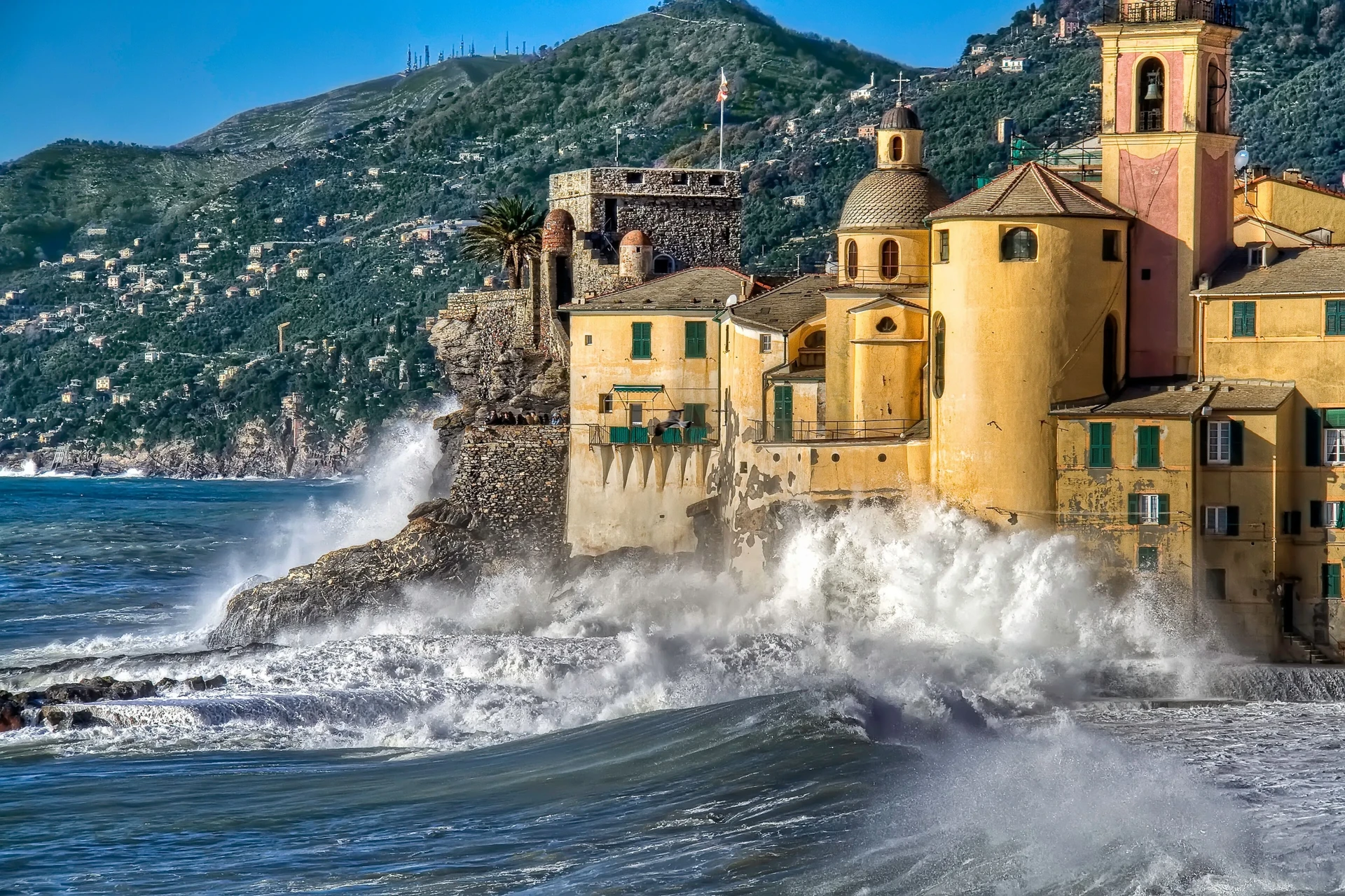 Il lungomare e la spiaggia di Pietra Ligure