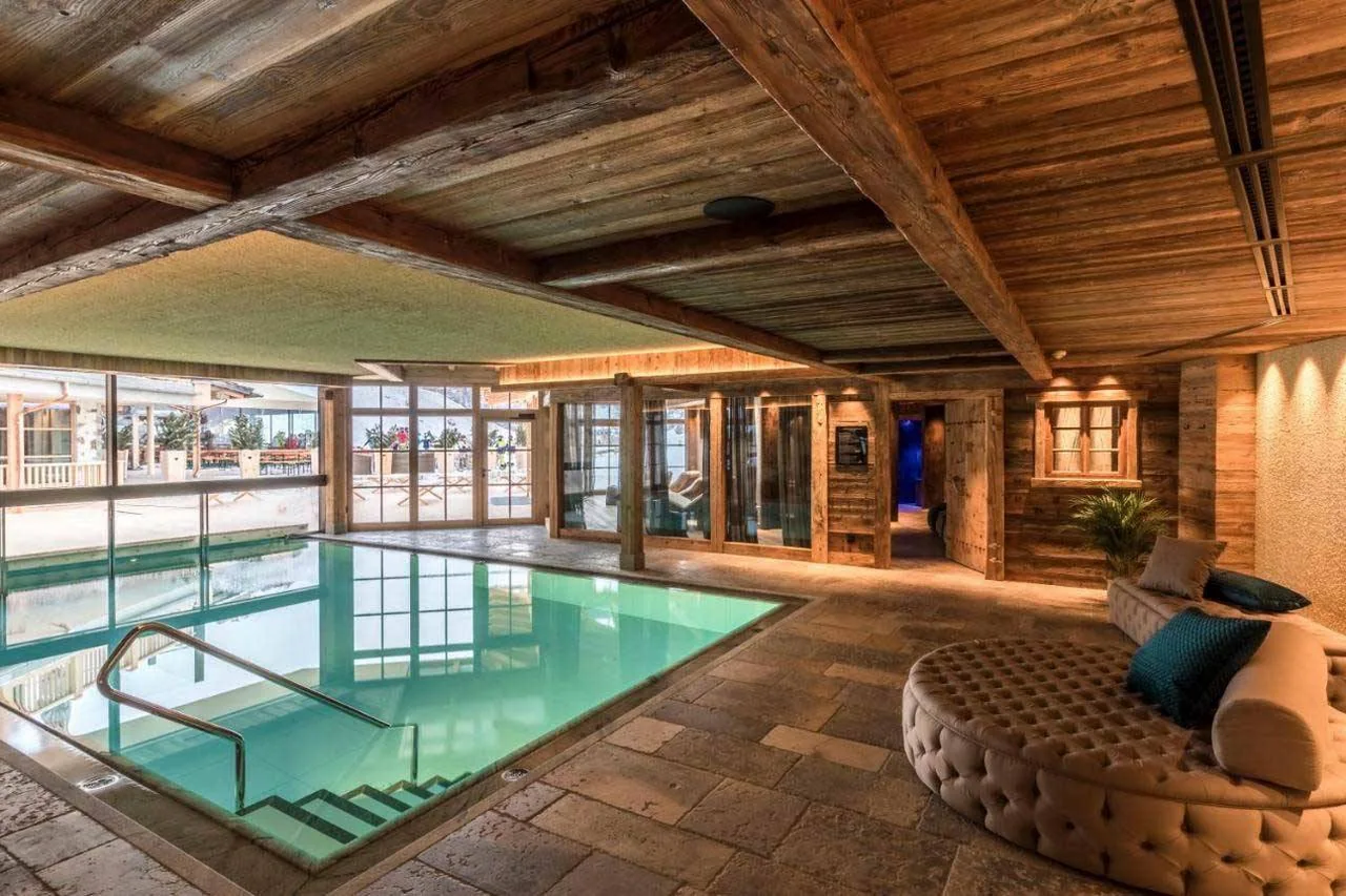Una piscina interna di un hotel benessere in montagna