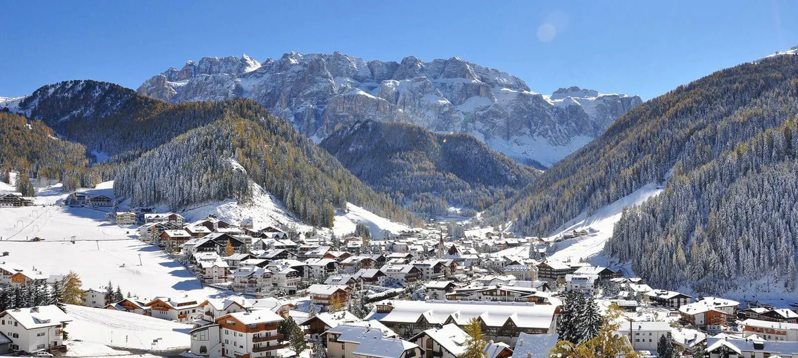 Il borgo di Ponte di Legno con le piste innevate del comprensorio