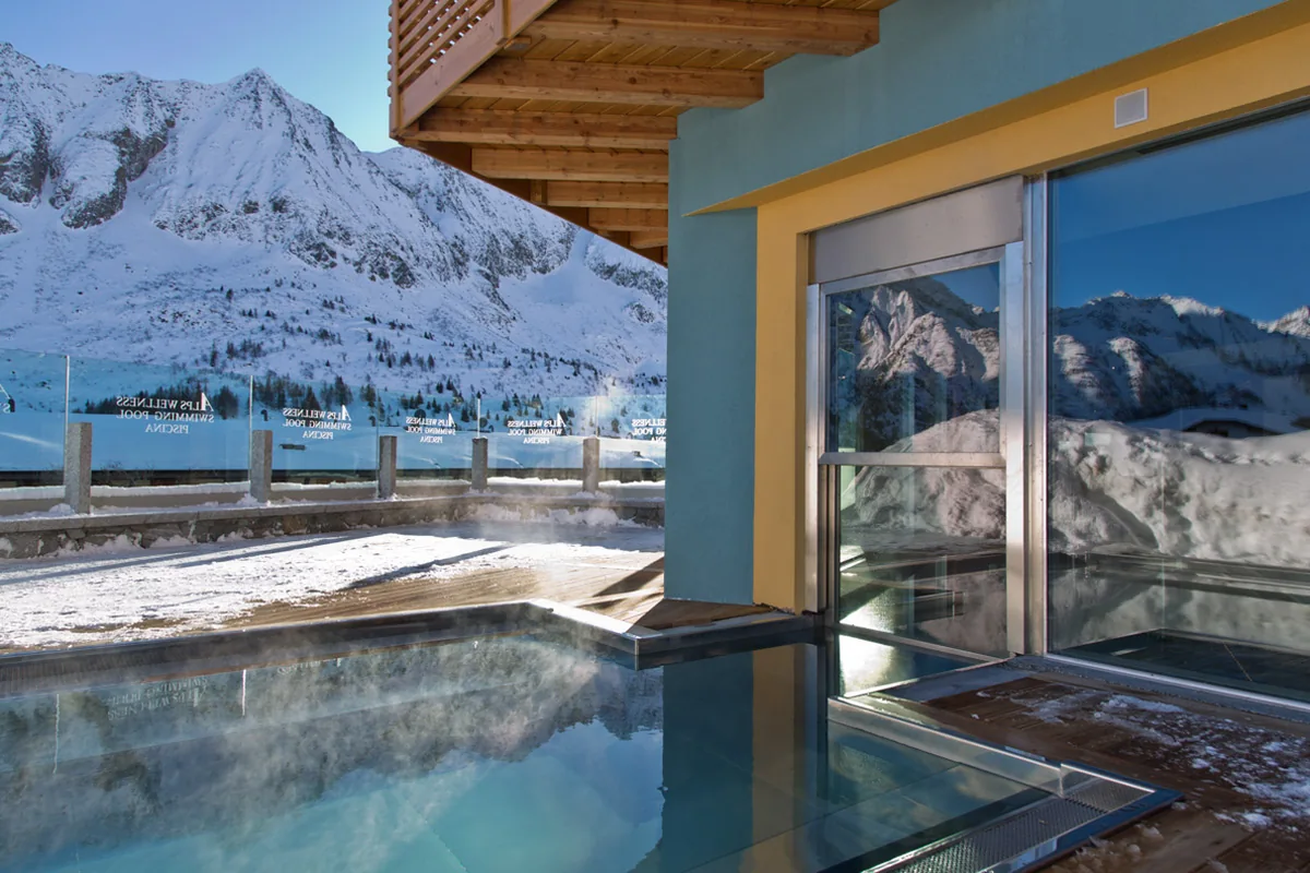 Un hotel con spa immerso nella neve a Ponte di Legno
