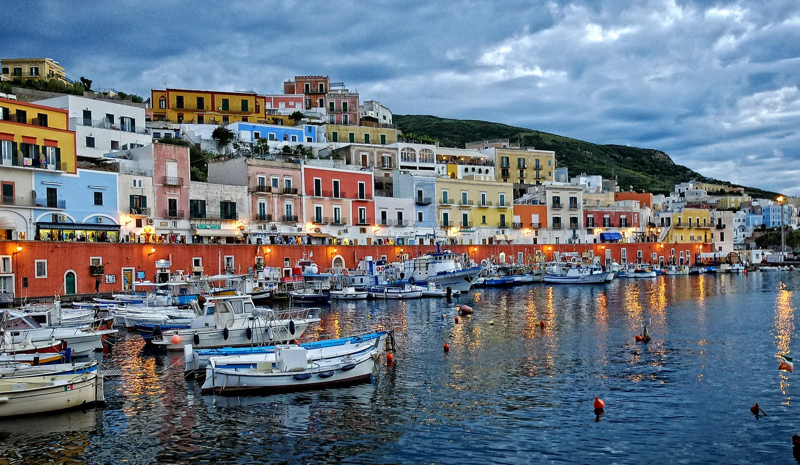 Ponza, il porto borbonico color pastello, l'isola più esclusiva del Lazio