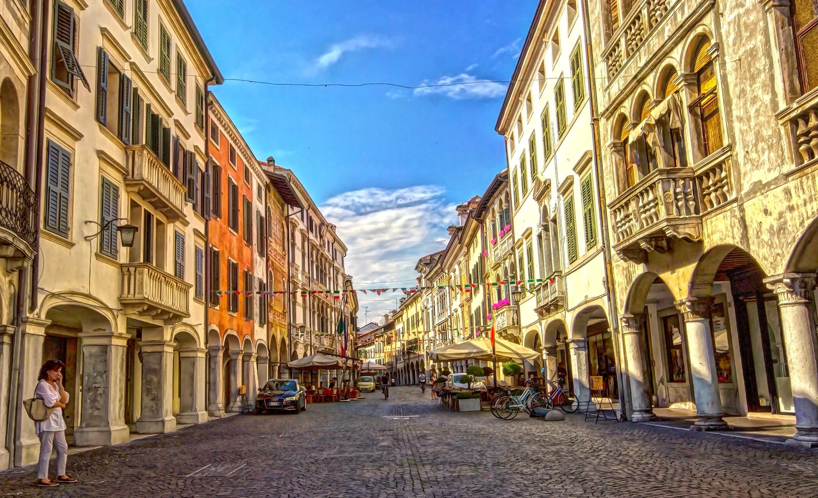 Il Corso Vittorio Emanuele di Pordenone con i portici e i palazzi affrescati