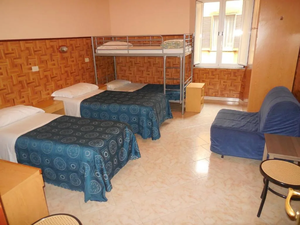 Bed in Female Dormitory with 5 Beds — Cressy