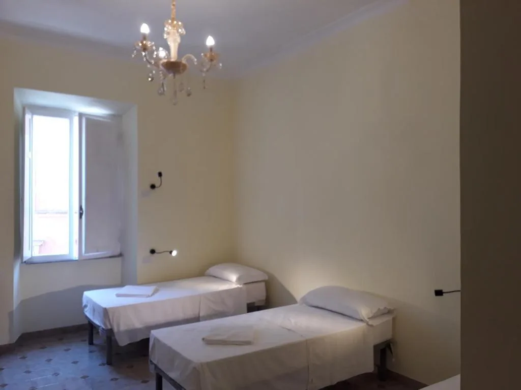 Posto Letto in Dormitorio Misto con 4 Letti — AFFITTACAMERE ROMANSTYLE