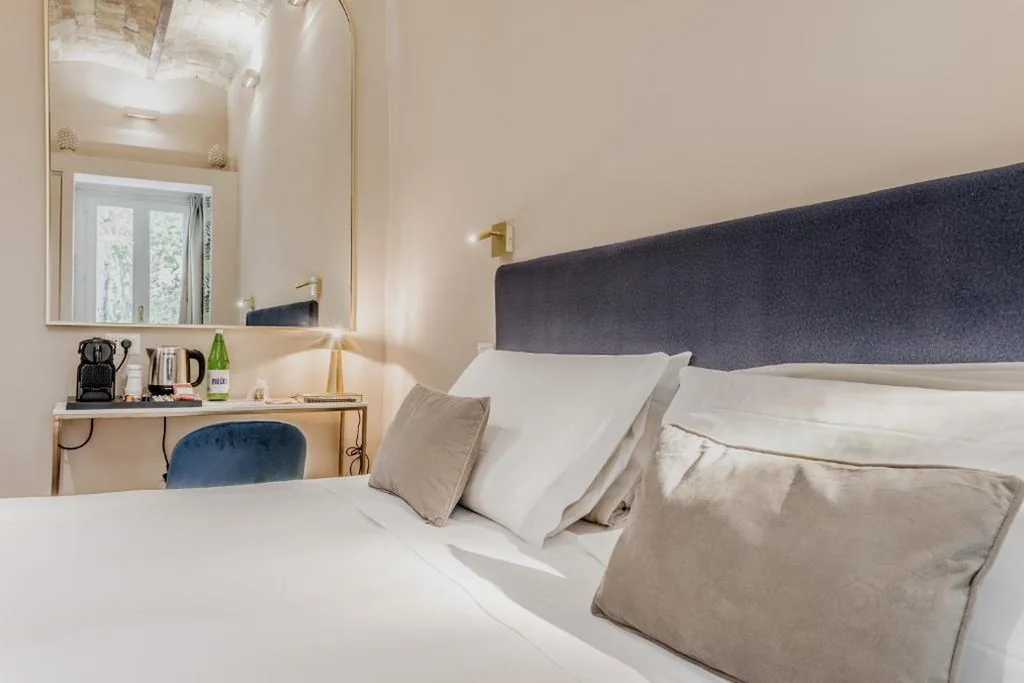 Queen of Rome Luxury Rooms