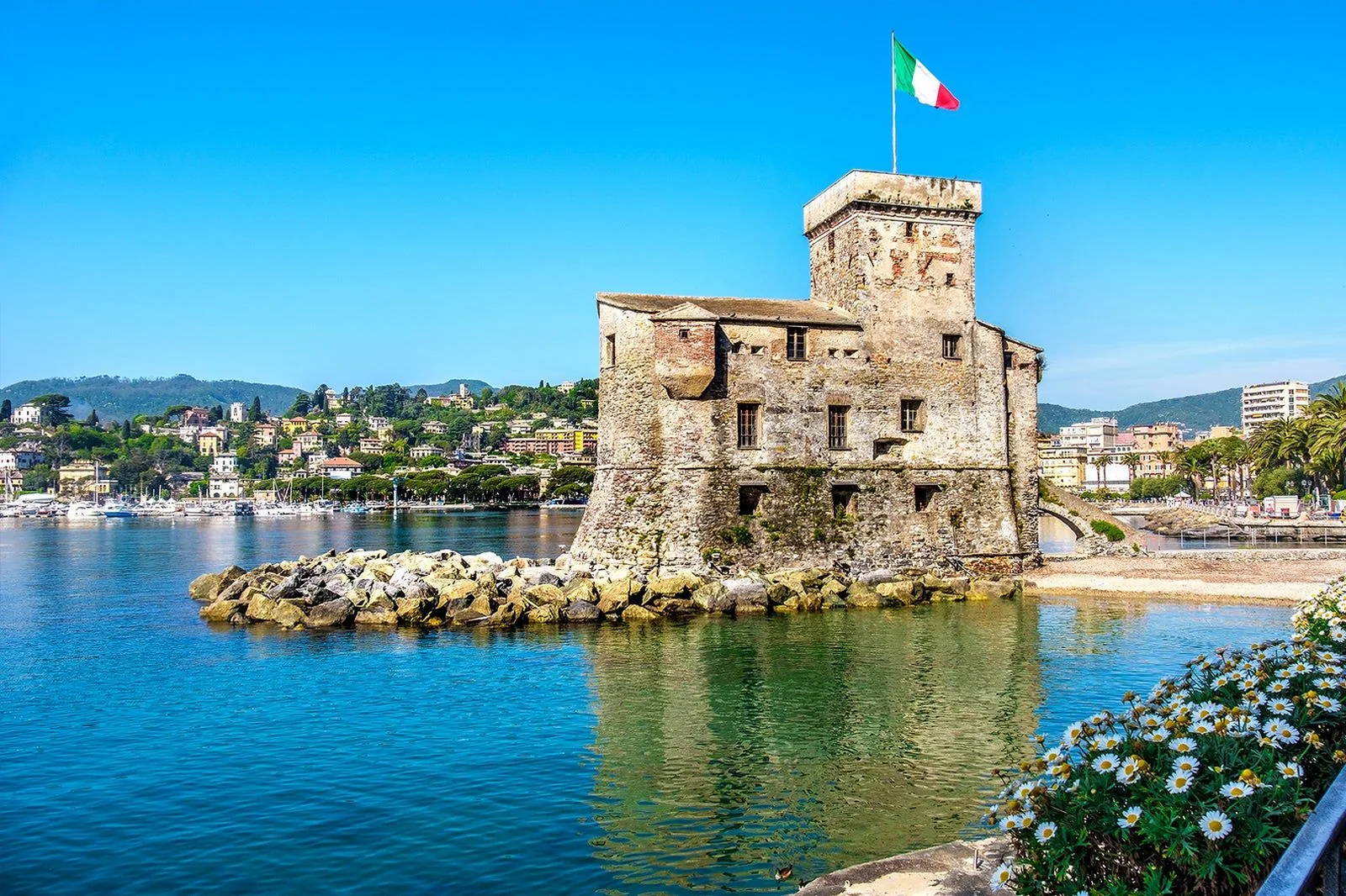 Il lungomare di Rapallo con il piccolo castello sul mare e le palme