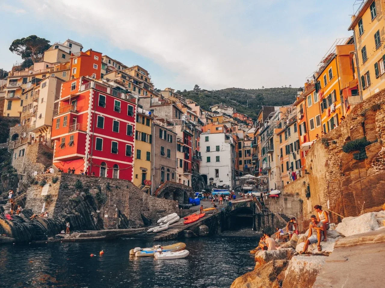 Le case colorate di Riomaggiore che scendono a picco verso la marina