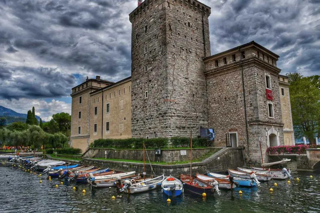 Il lungolago di Riva del Garda con le montagne intorno