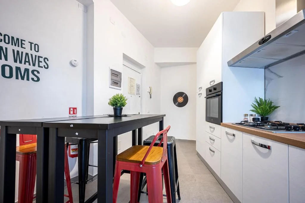 Roman Waves Room – 2 MIN Metro Marconi – 15 MIN Colosseo – A-C & WIFI