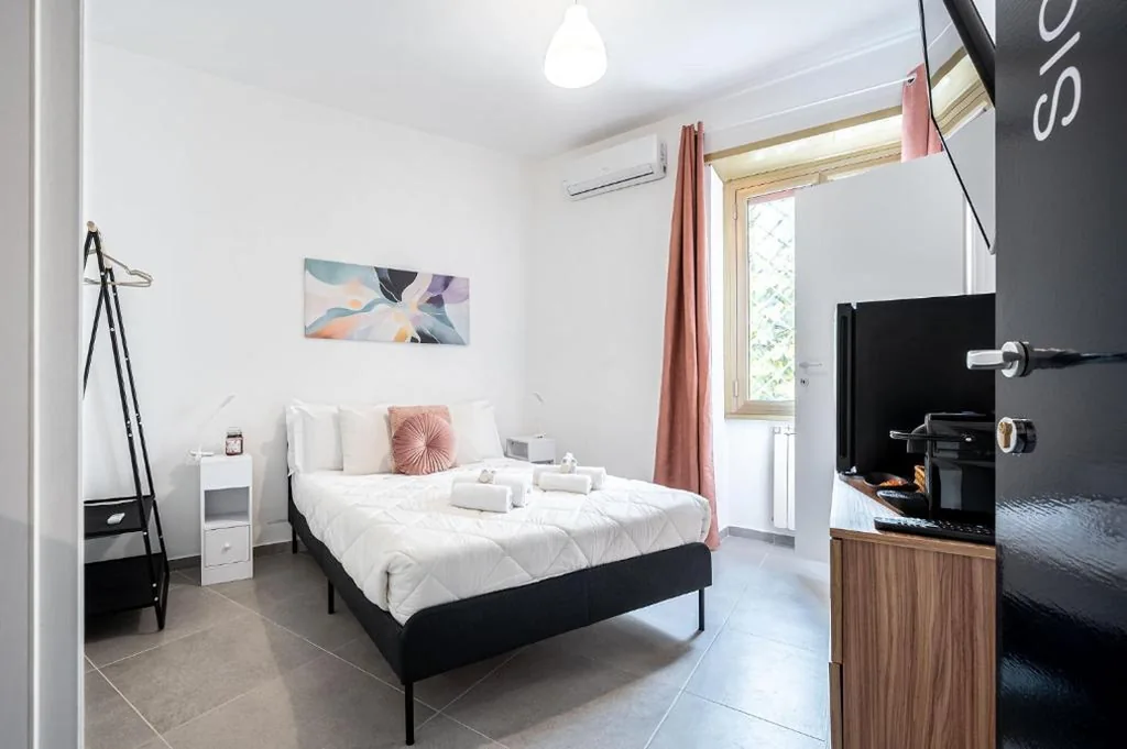 Roman Waves Room – 2 MIN Metro Marconi – 15 MIN Colosseo – A-C & WIFI