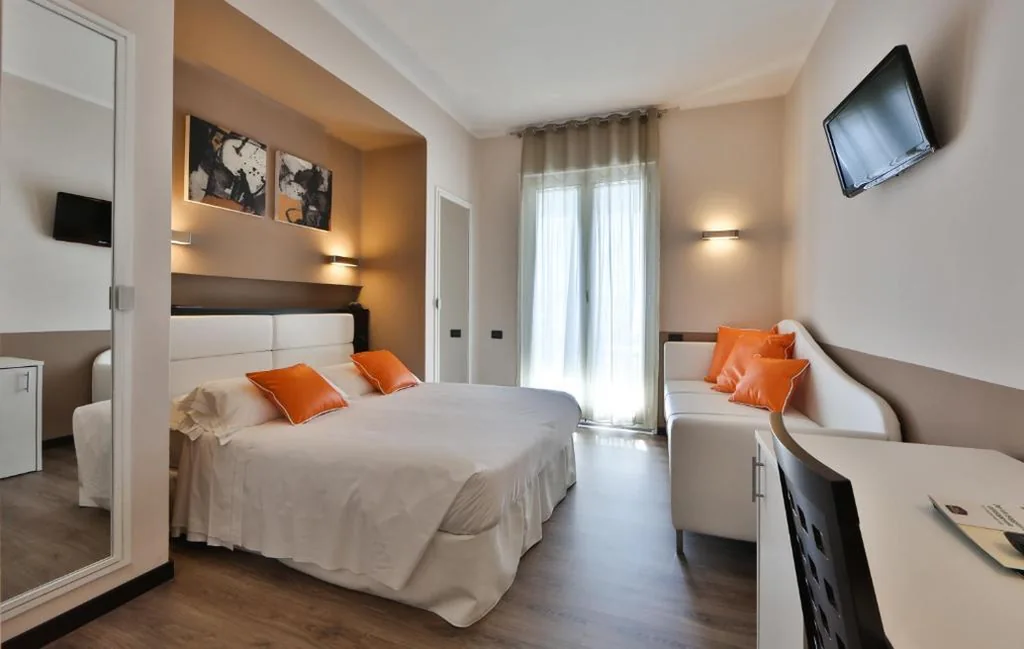 Room with Queen and Single Bed - Sea View — Best Western Regina Elena