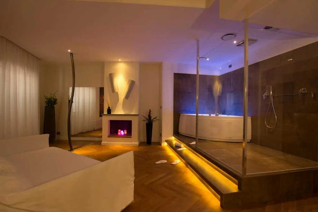 Royal Suite (2 Adulti) — SuiteSistina for Brave Lovers