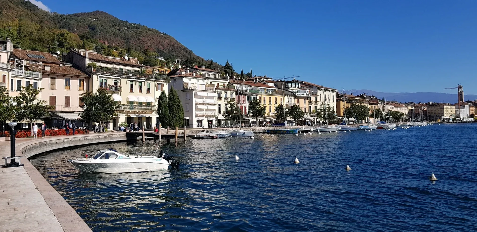 Il golfo e il lungolago di Salò sul Lago di Garda