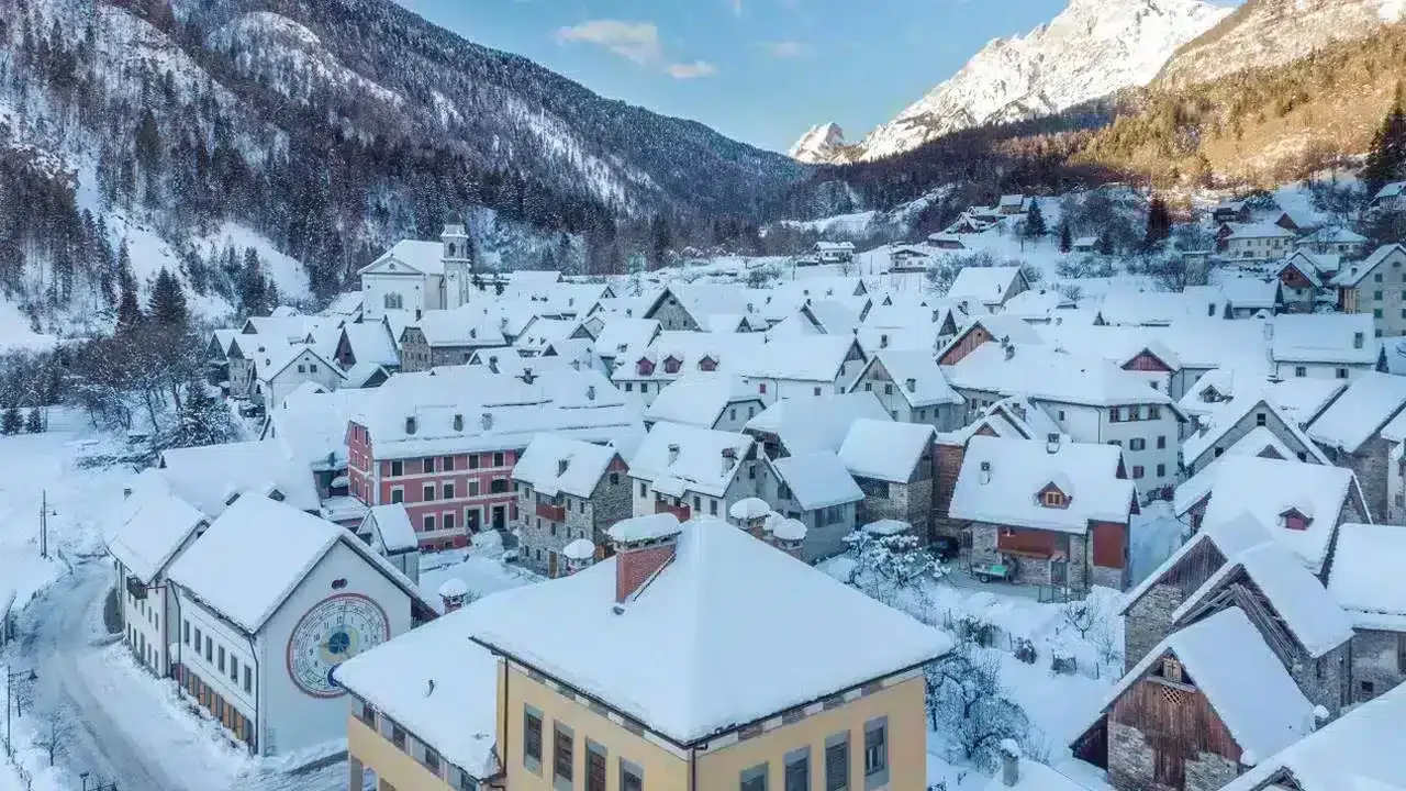 Il borgo di Sappada ai piedi delle Dolomiti, in Carnia