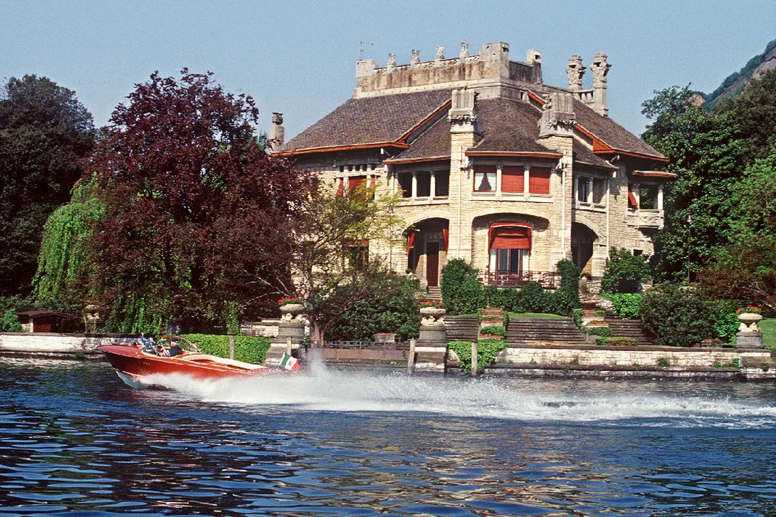 Il lungolago di Sarnico con le architetture liberty sul Lago d'Iseo