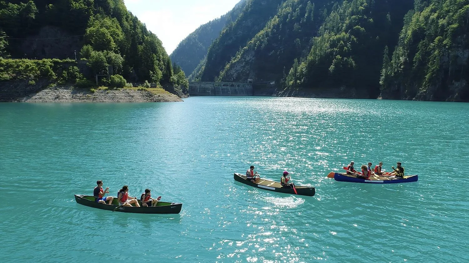 Il lago di Sauris turchese e le case walser del borgo, in Carnia