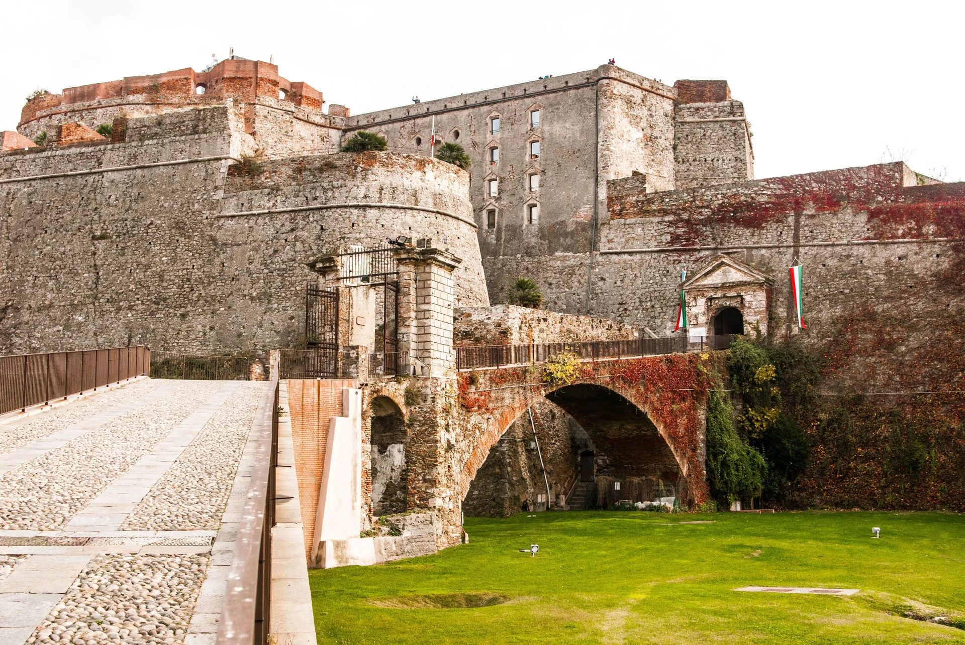 La fortezza del Priamar a Savona affacciata sul porto e sul mare