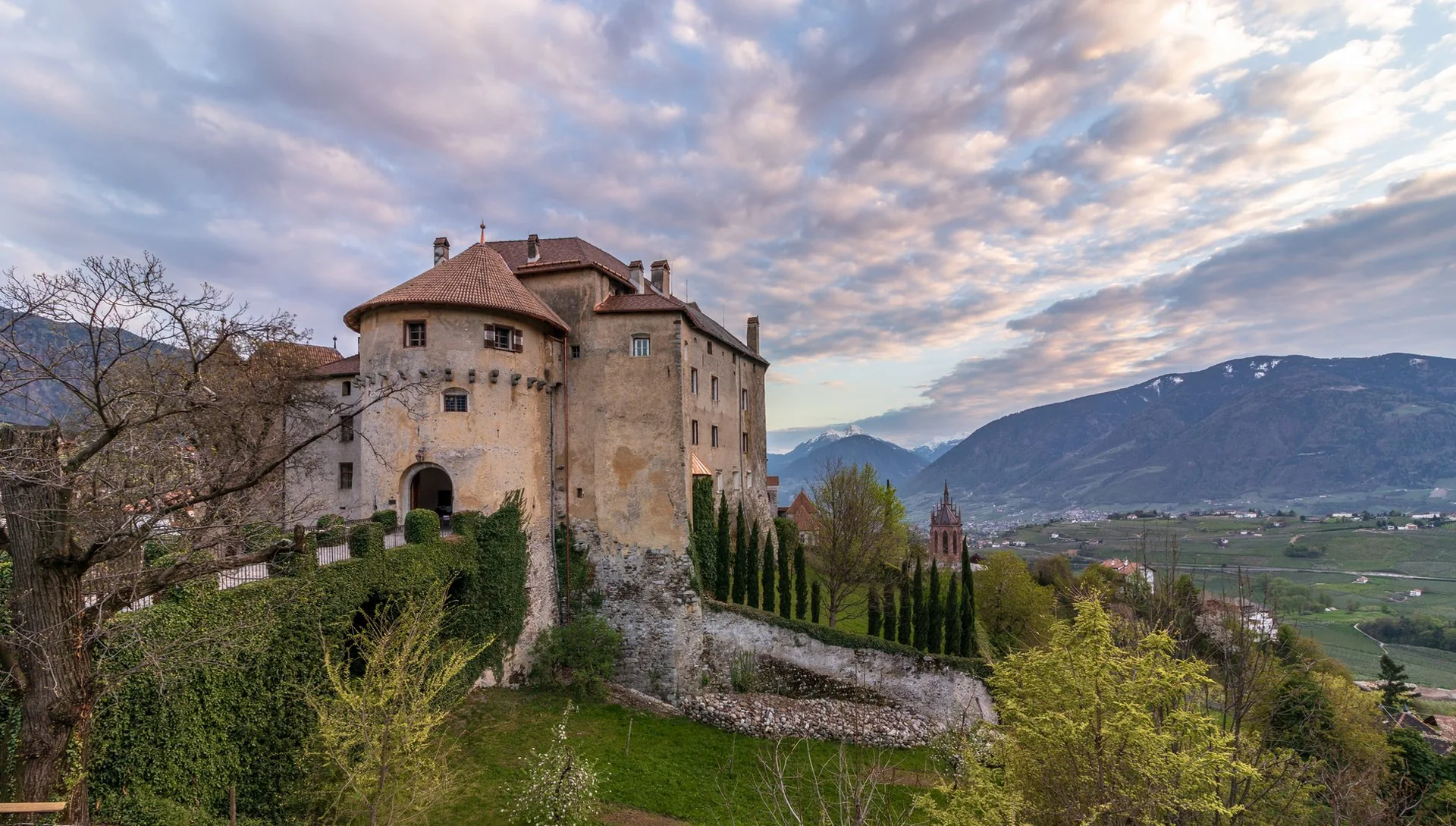 Il castello di Scena tra i vigneti sopra Merano
