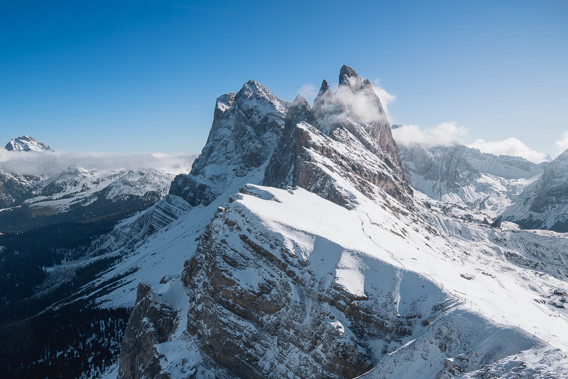 Le crode del Seceda in Val Gardena, con le guglie del Puez-Odle