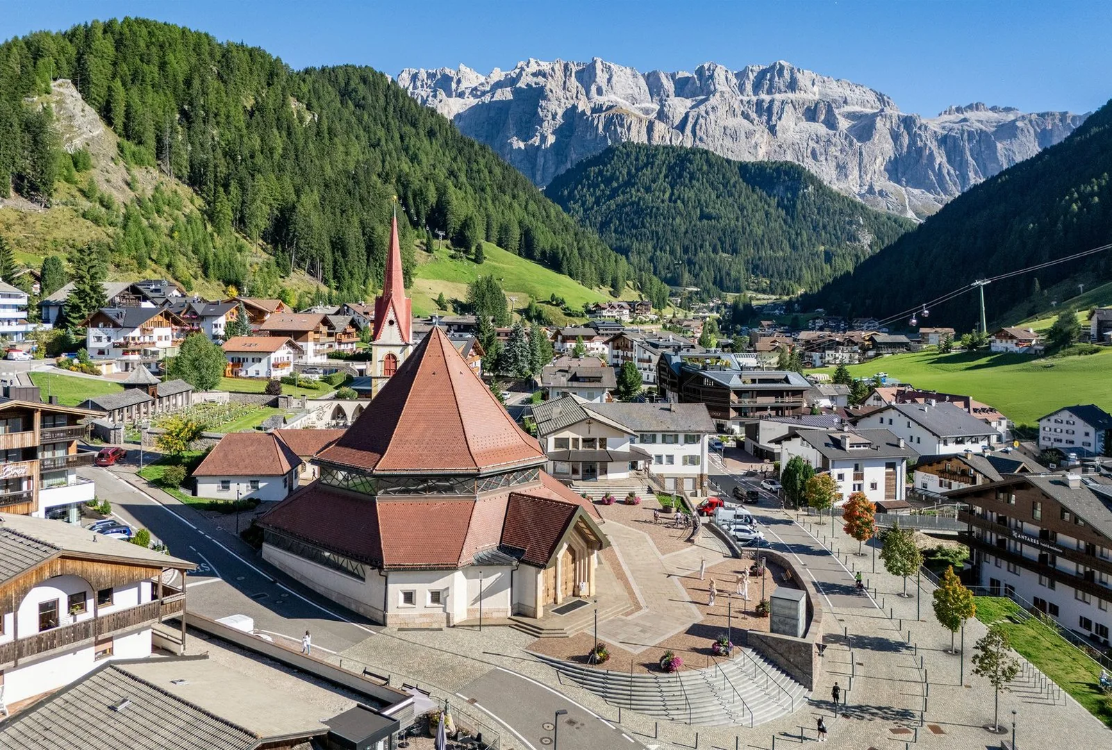 Selva di Val Gardena ai piedi del gruppo del Sella e del Sassolungo