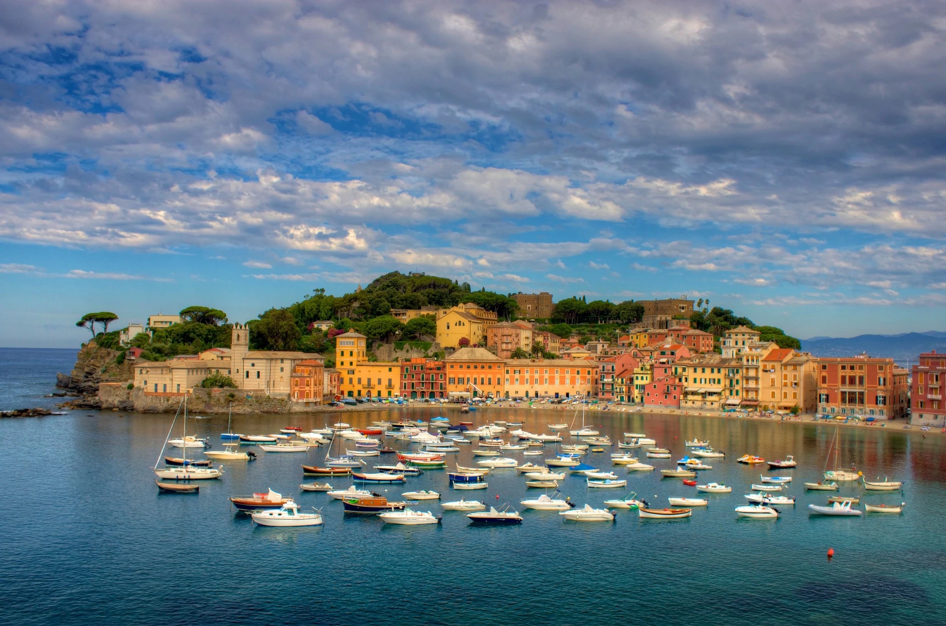 La Baia del Silenzio a Sestri Levante con le case colorate sull'acqua