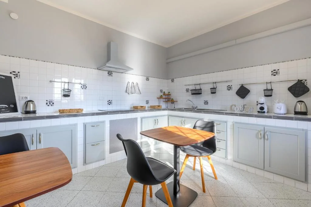 Silver Nest – 9 min to Airport – Free Netflix e Wi-Fi — foto 5