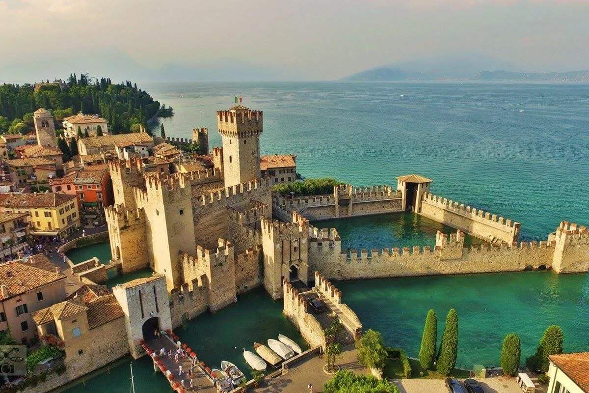 La penisola di Sirmione sul Lago di Garda con il castello scaligero