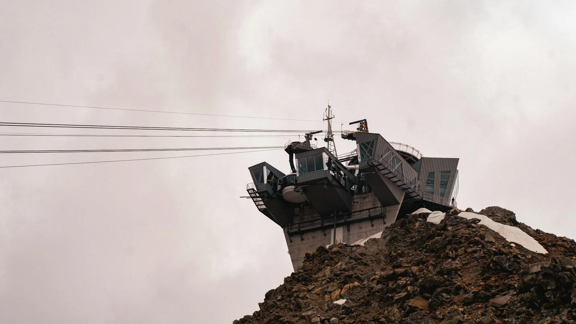 Funivia Skyway Monte Bianco che sale verso Punta Helbronner