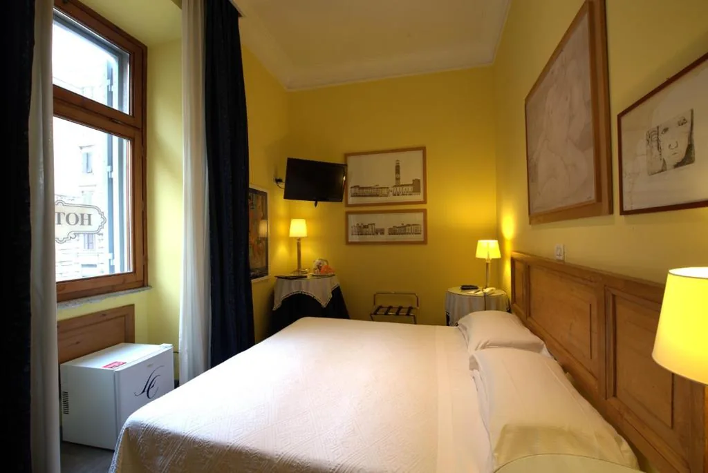 Small Double or Twin Room Street View — Hotel Locanda Cairoli