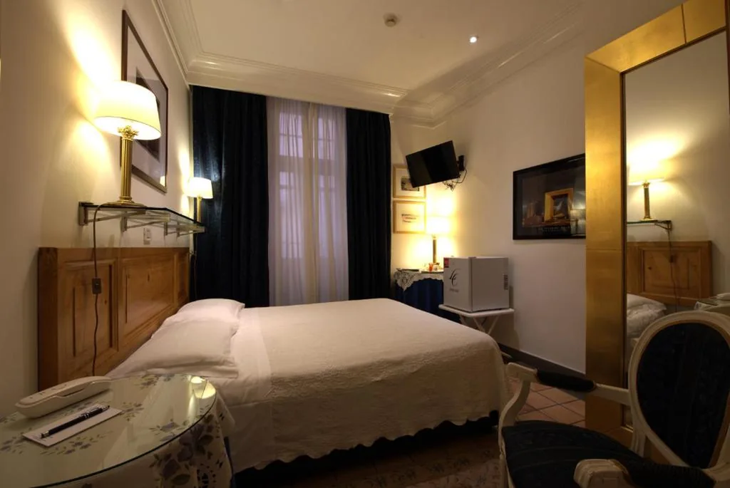 Small Double Room with Internal View — Hotel Locanda Cairoli