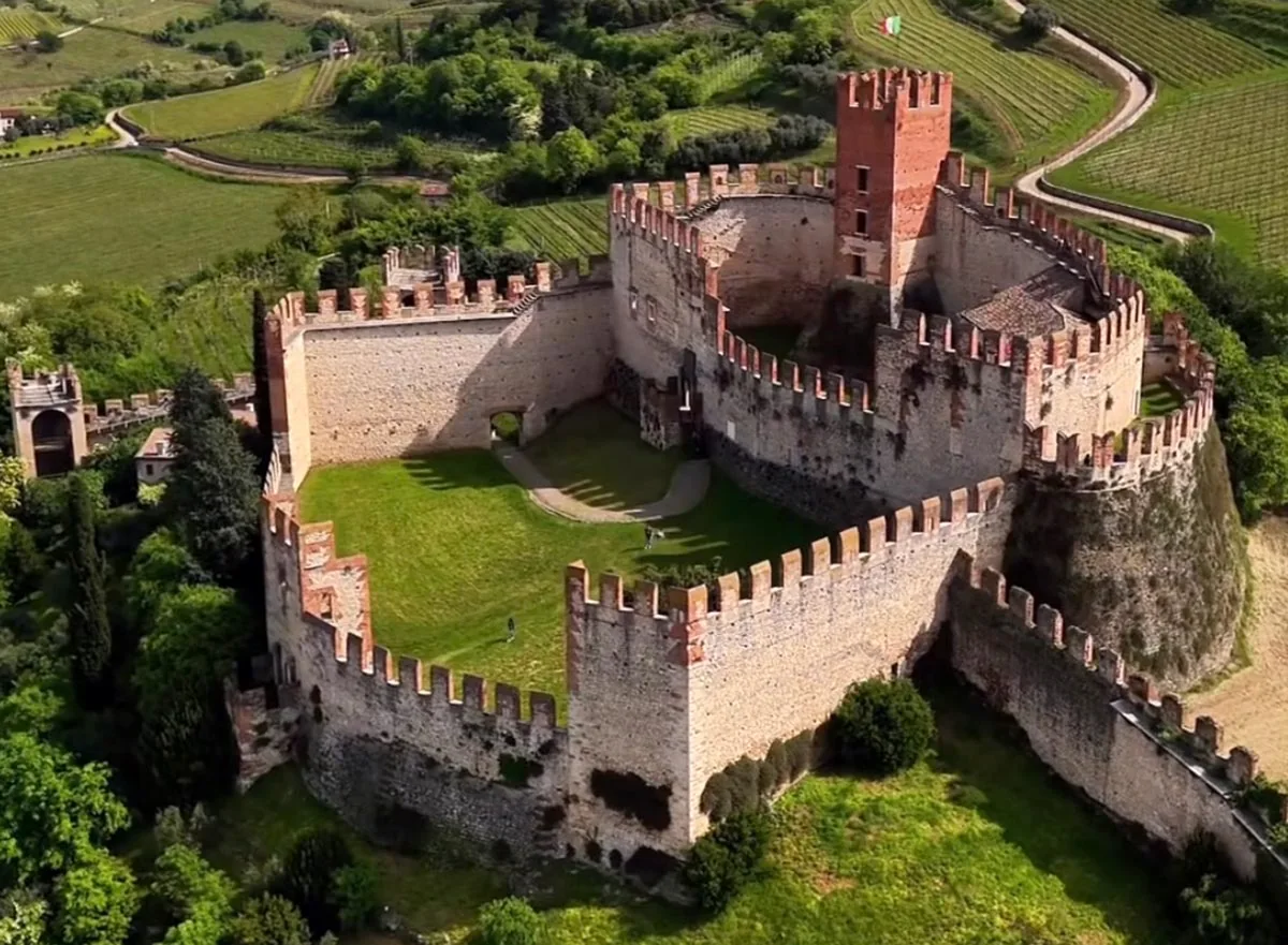 Il castello scaligero di Soave e le mura sulla collina