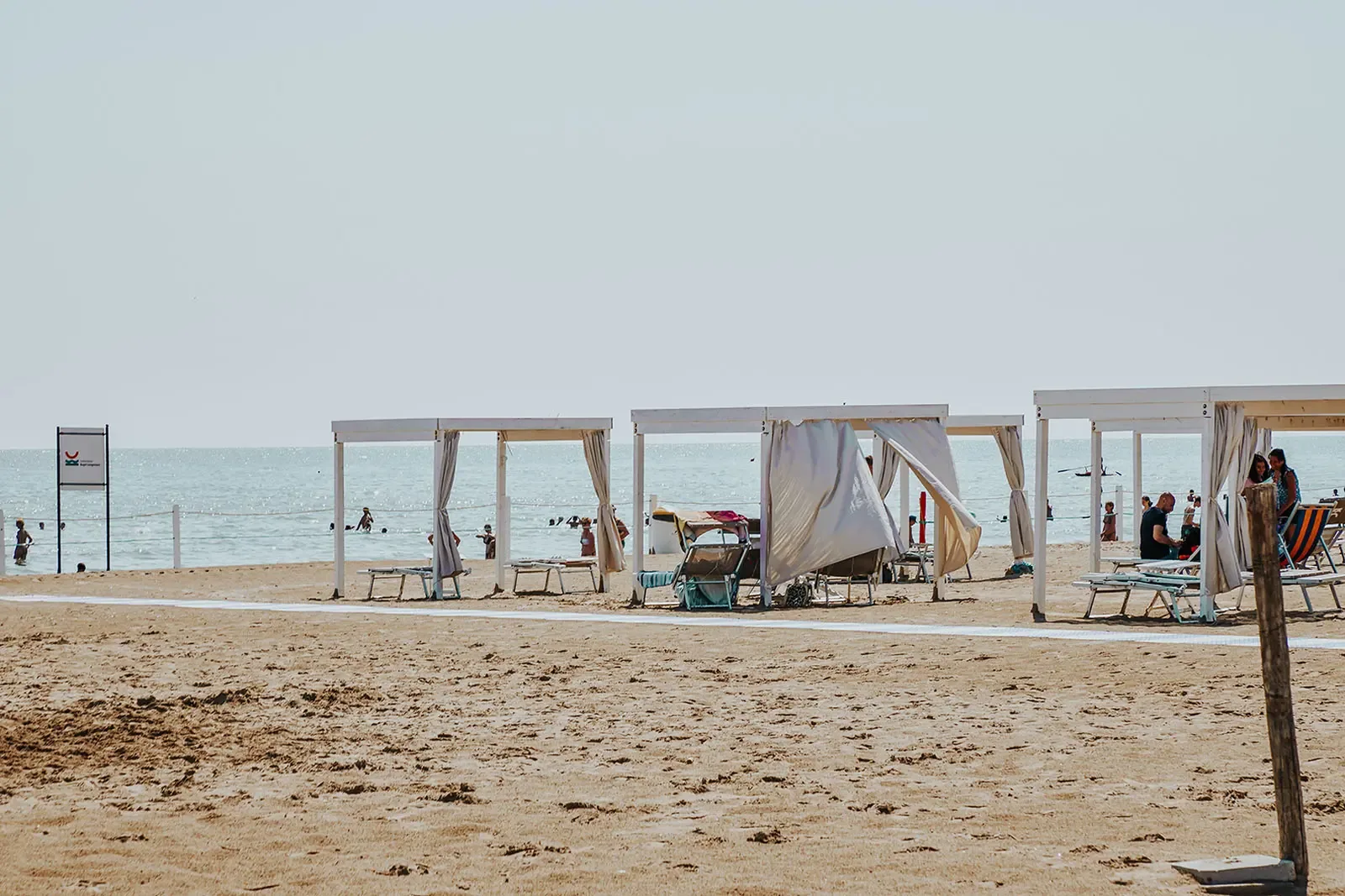La spiaggia sabbiosa di Sottomarina con gli ombrelloni