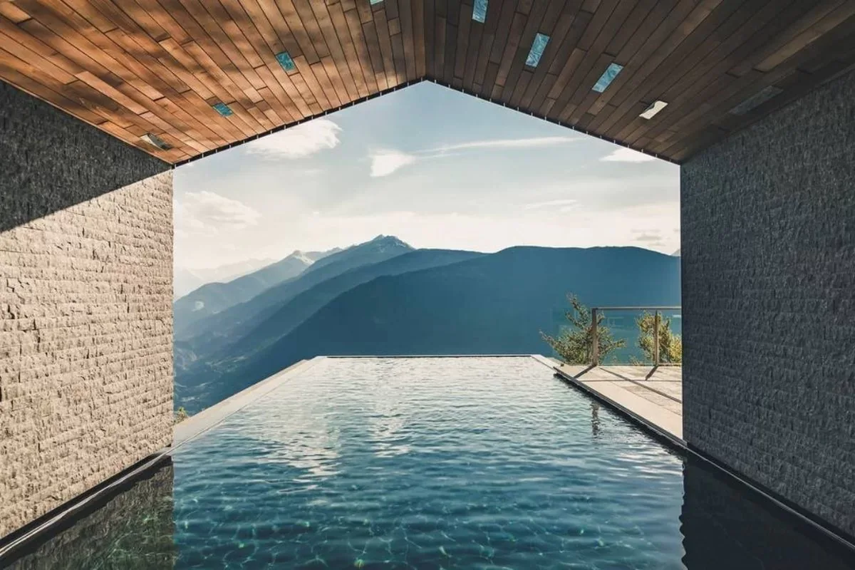 Una piscina panoramica affacciata sulle Dolomiti
