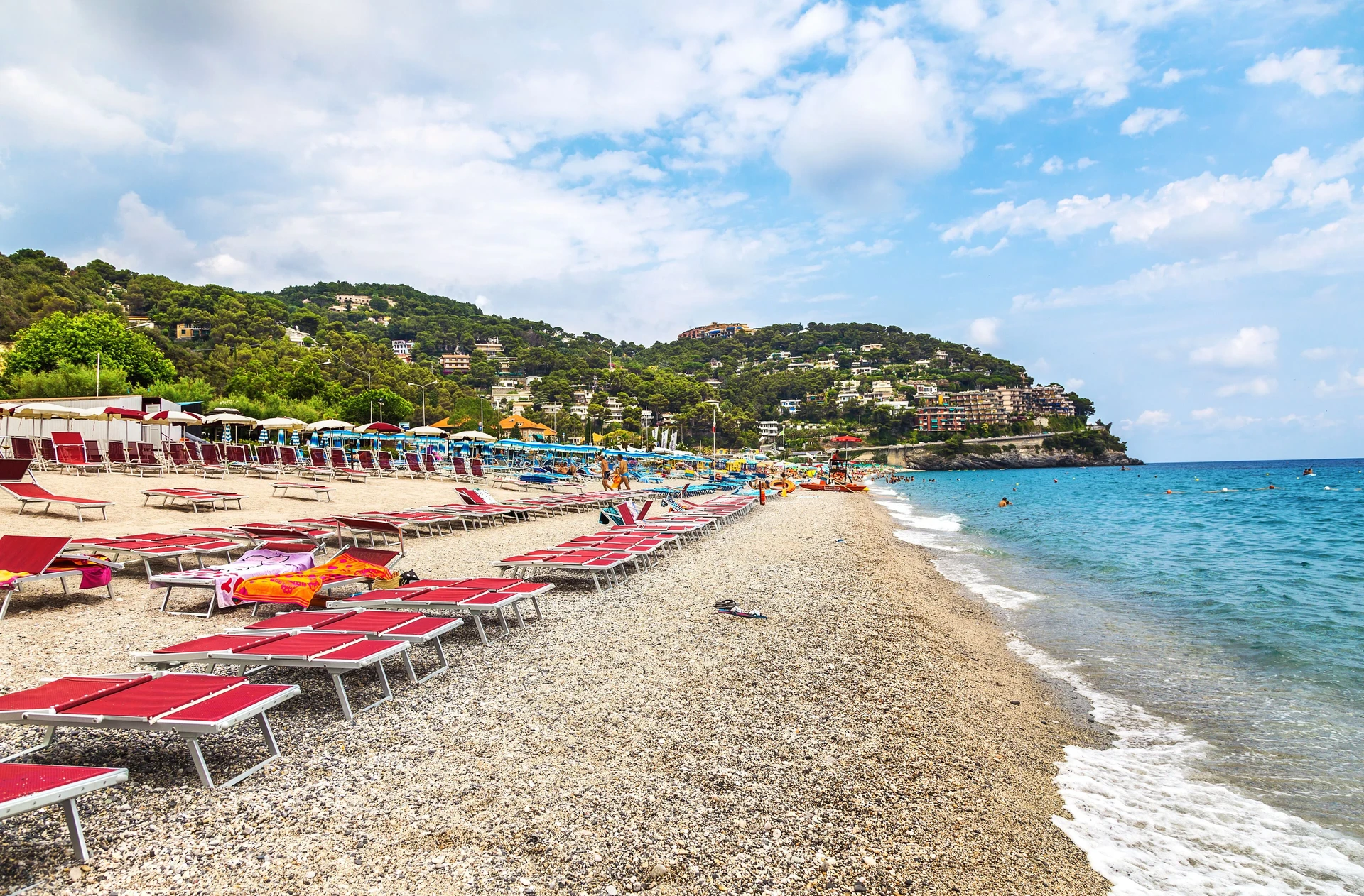 La spiaggia di Spotorno con l'isola di Bergeggi sullo sfondo