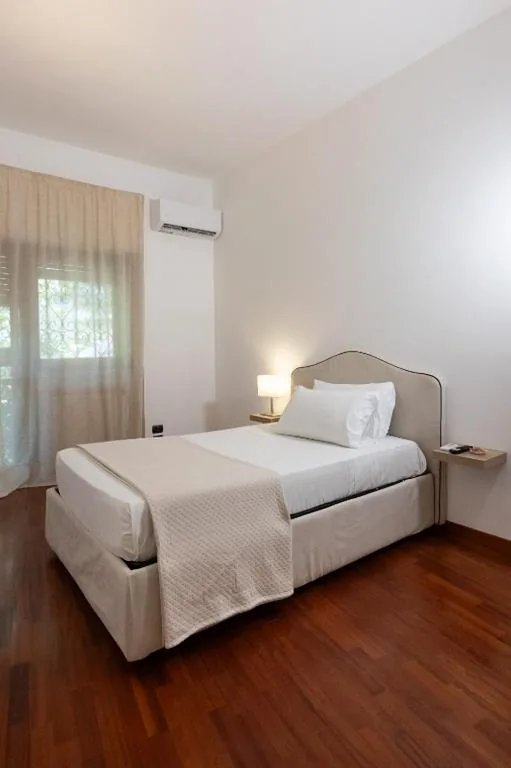 Standard King Room with shared bathroom — Residenza in Vaticano Roma