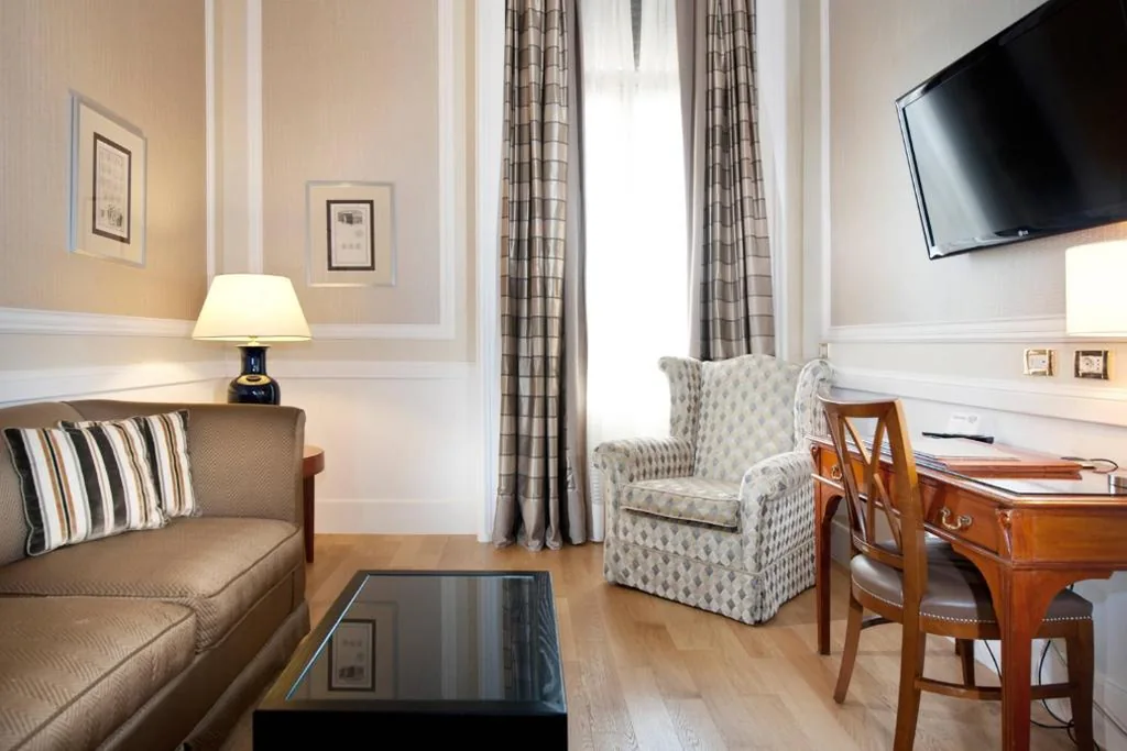 Suite con 1 Camera da Letto, 1 Letto King-Size e Divano-Letto — Rome Marriott Grand Hotel Flora