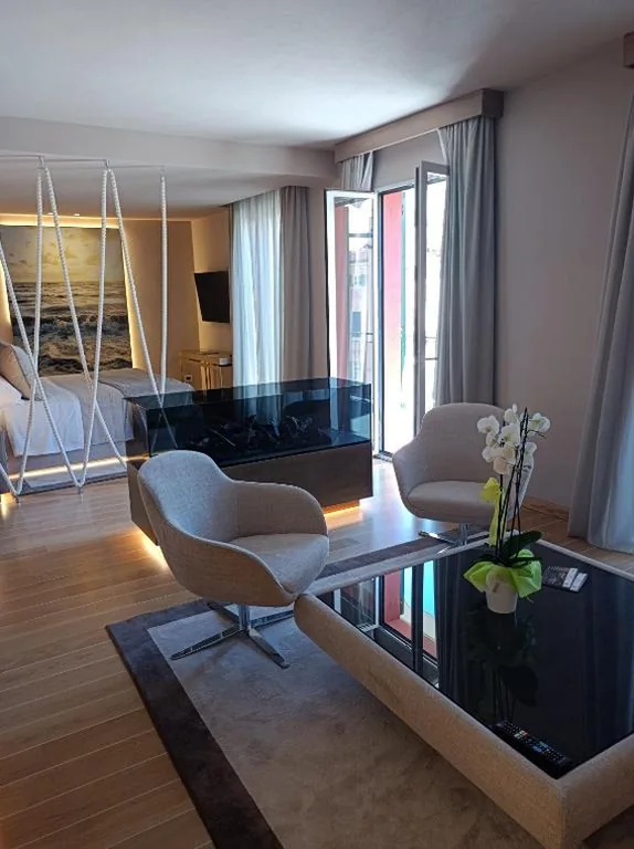Suite con 1 Camera da Letto, Terrazza e Vista Città — Miramare Suites