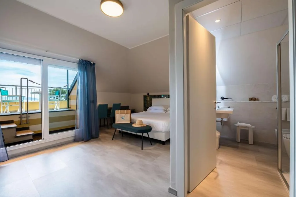 Suite with 2 Bedrooms and Balcony with Sea View — Best Western Regina Elena