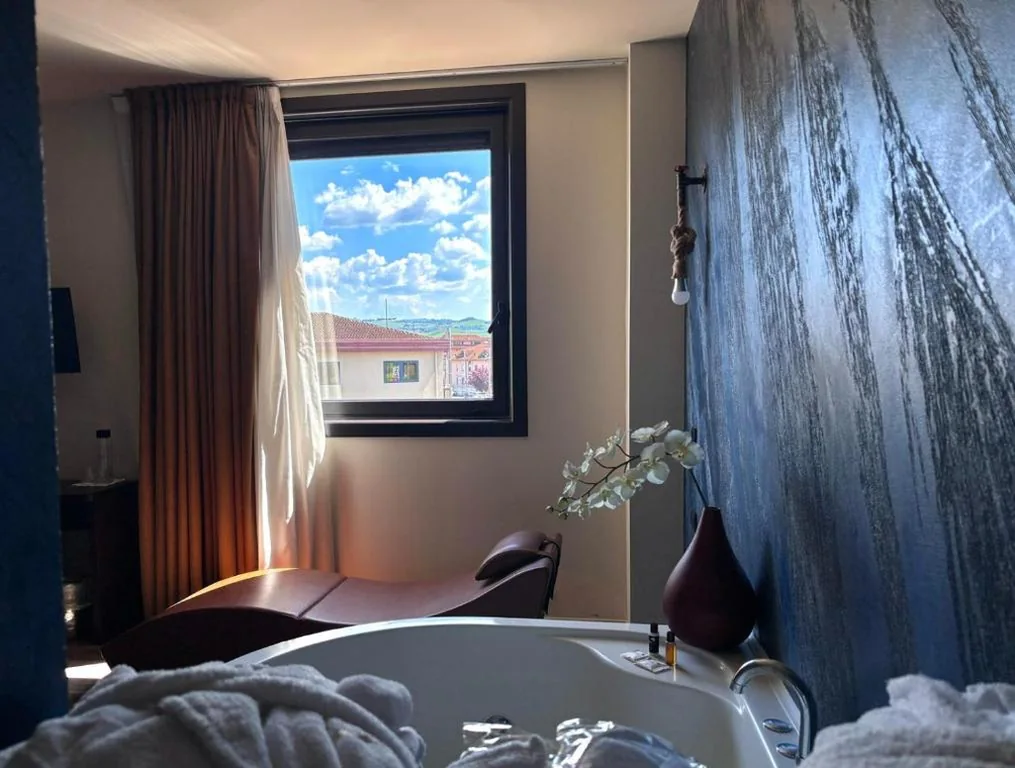 Suite with Spa Access — Castahotel