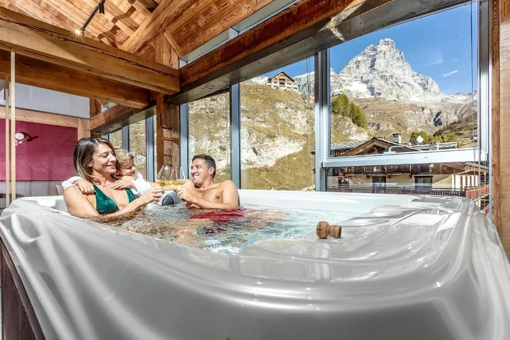 Suite with Sauna and Hot Tub — Aux Pieds du Roi – Suite & Spa