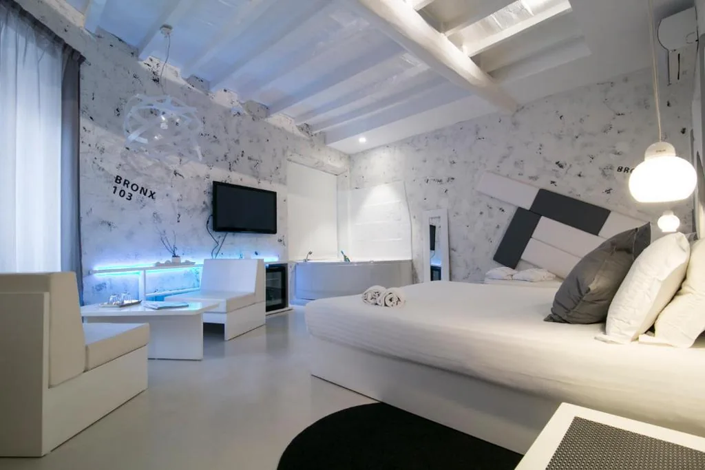 Suite con Vasca Idromassaggio (2 Adulti) — Design&Art Pie’ – Elegant Rooms Near the Pantheon, Calm & Central Stay