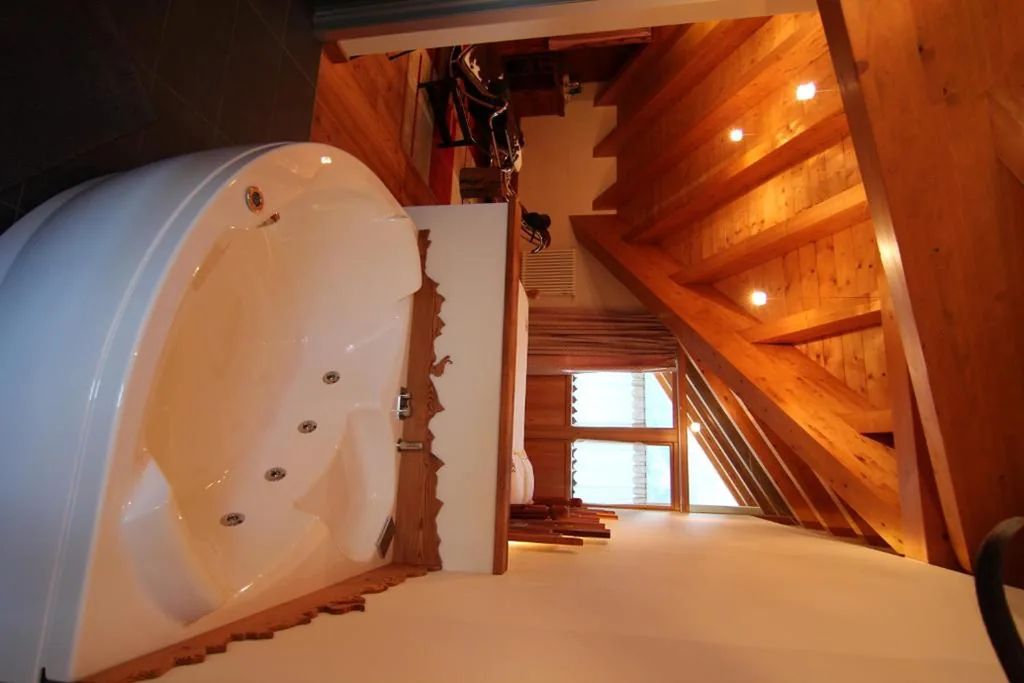 Suite with Hot Tub — Albergo Edelweiss – LareSpa