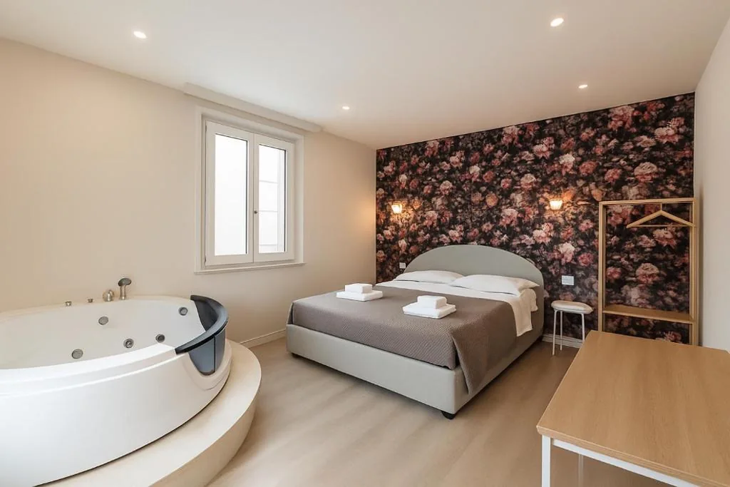 Suite con Vasca Idromassaggio — B&B Aurelia Garden Rooms