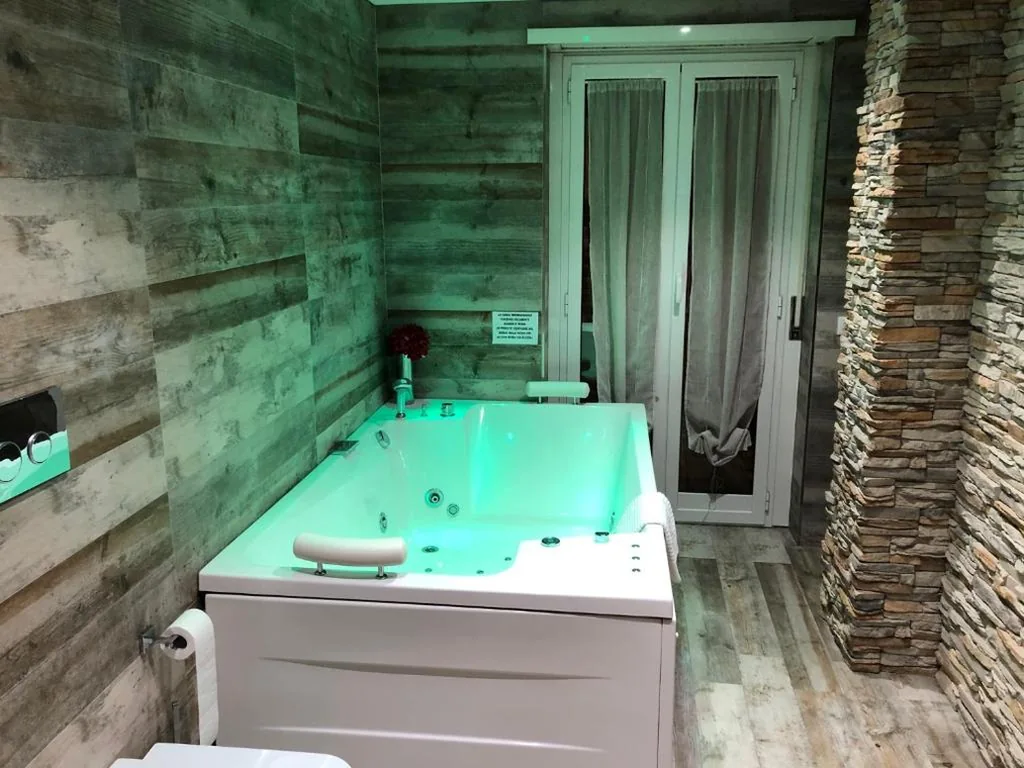 Suite with Whirlpool Tub — Caos Calmo