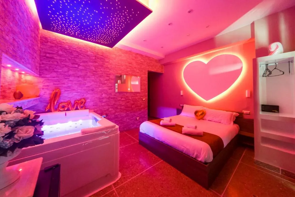 Suite with Hot Tub — Cleopatra