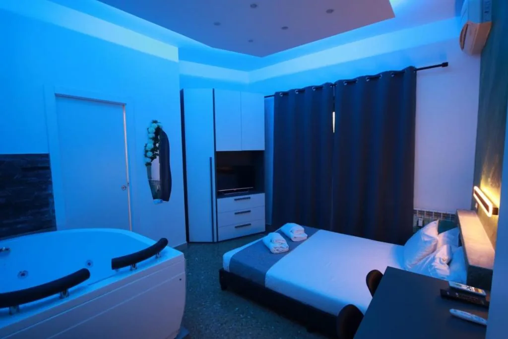 Suite with Hot Tub — Cleopatra