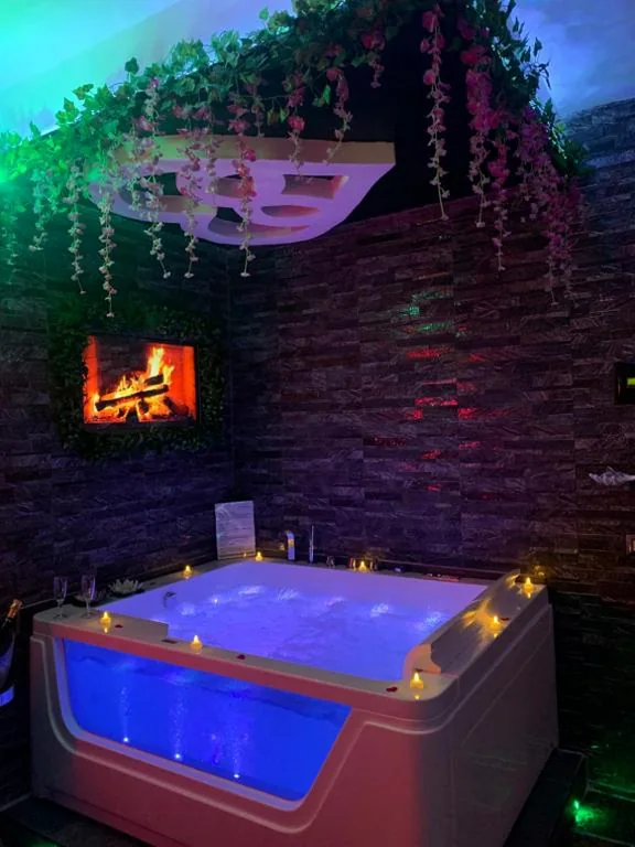 Suite with Hot Tub — Cleopatra