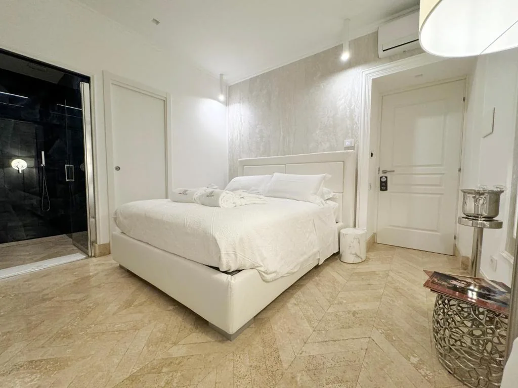 Suite con Vasca Idromassaggio — Domus De Cinti Boutique Rooms