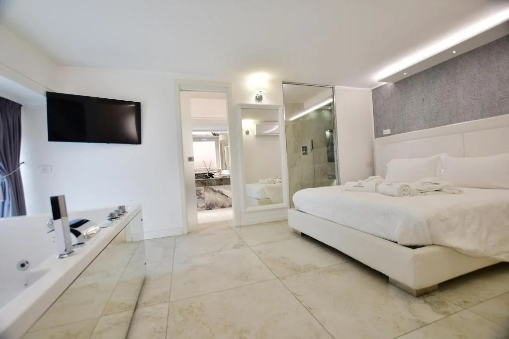Suite with Hot Tub — Domus De Cinti